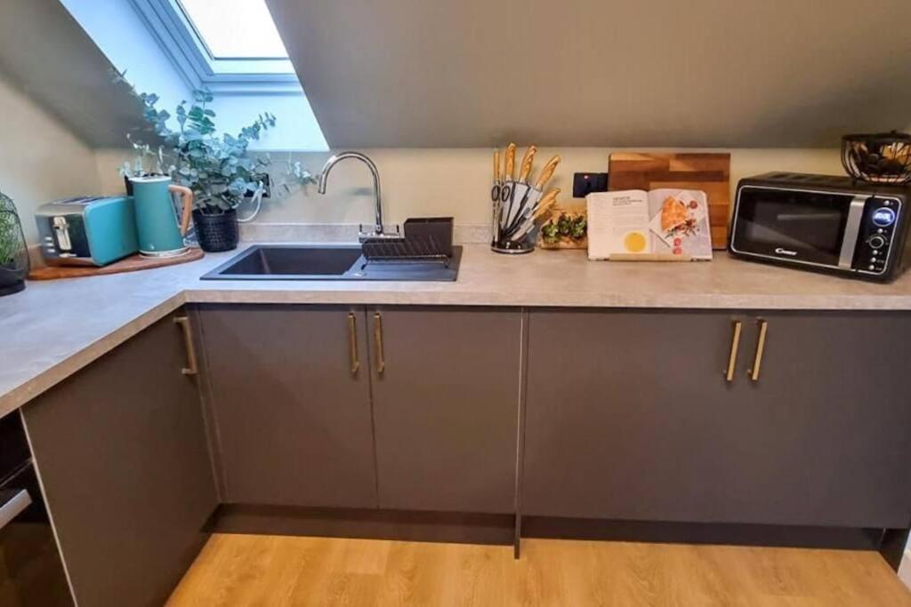 Super Stylish Apartment In Urmston Flat 3 Exterior photo